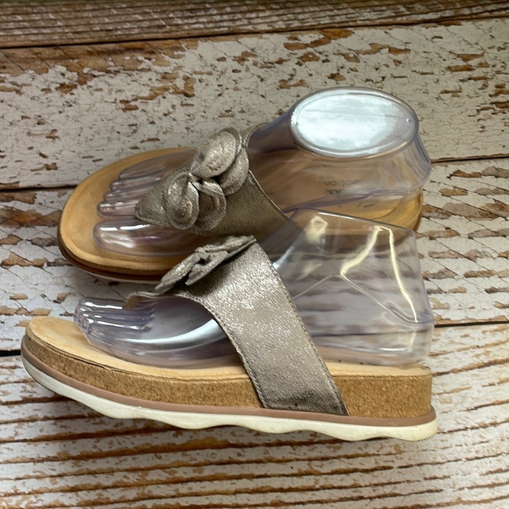 Clarks sz 7.5 metallic brown flower sandals soft bed SH377